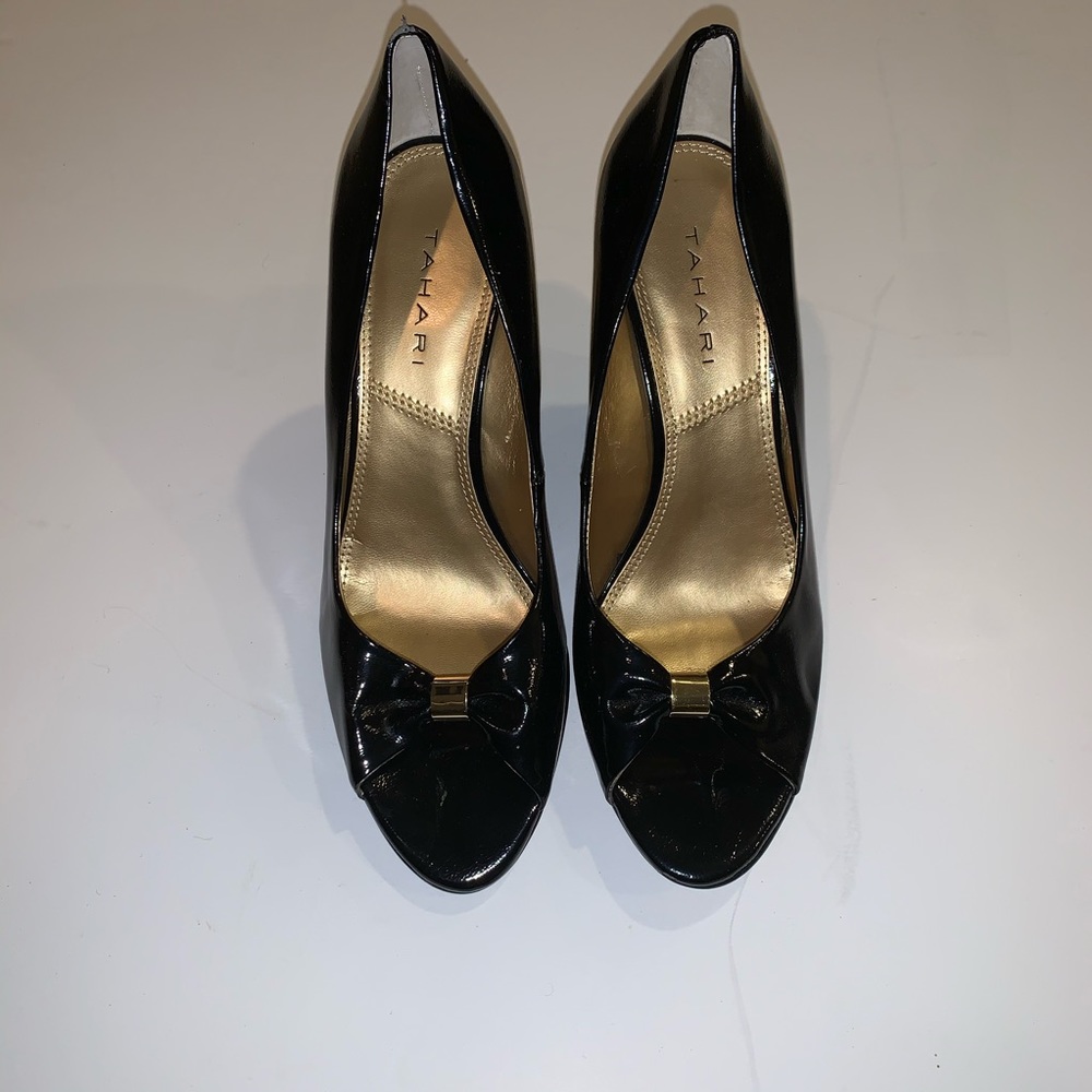 TAHARI WEDGE HEEEL DRESS SHOES. Size US 8